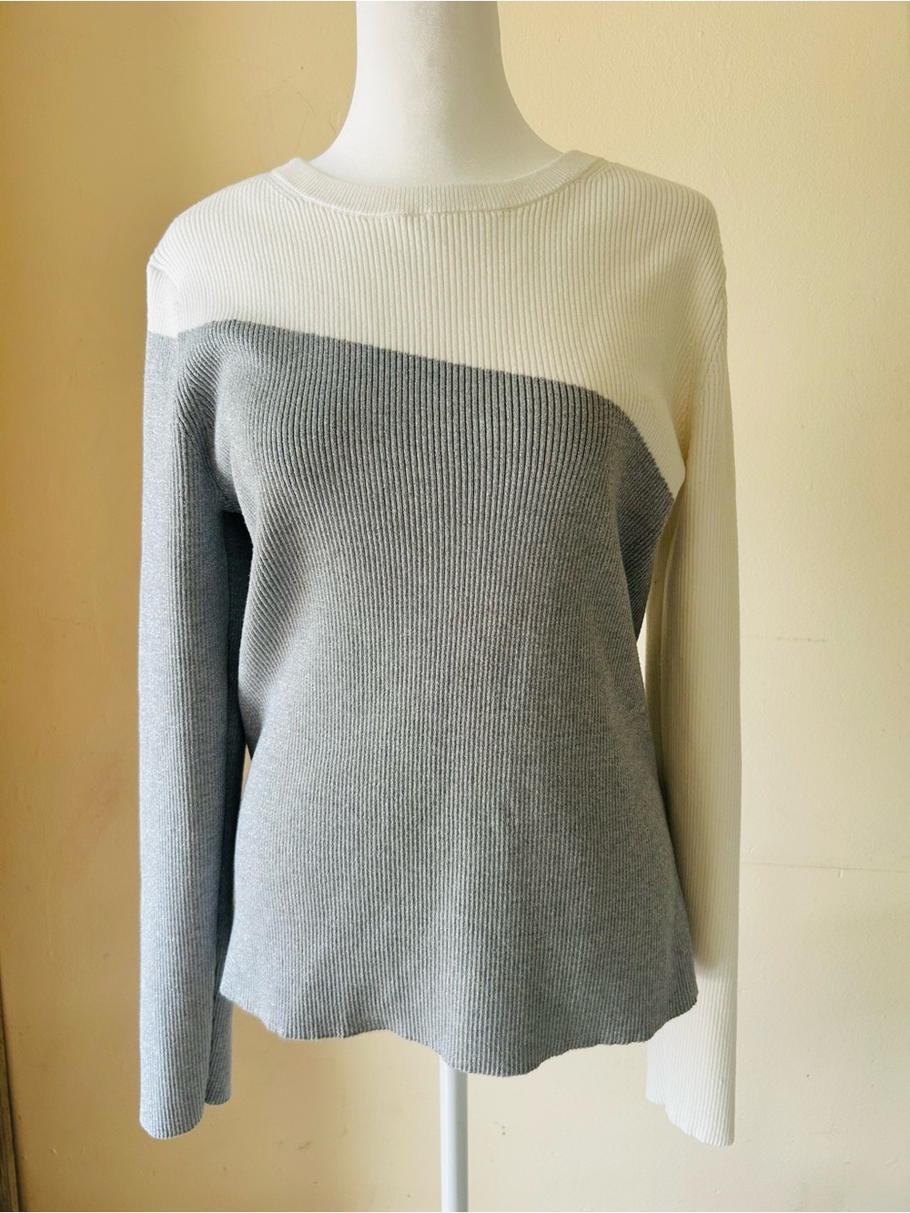 White house black market woman Crewneck Sweater in Light Gray and Cream